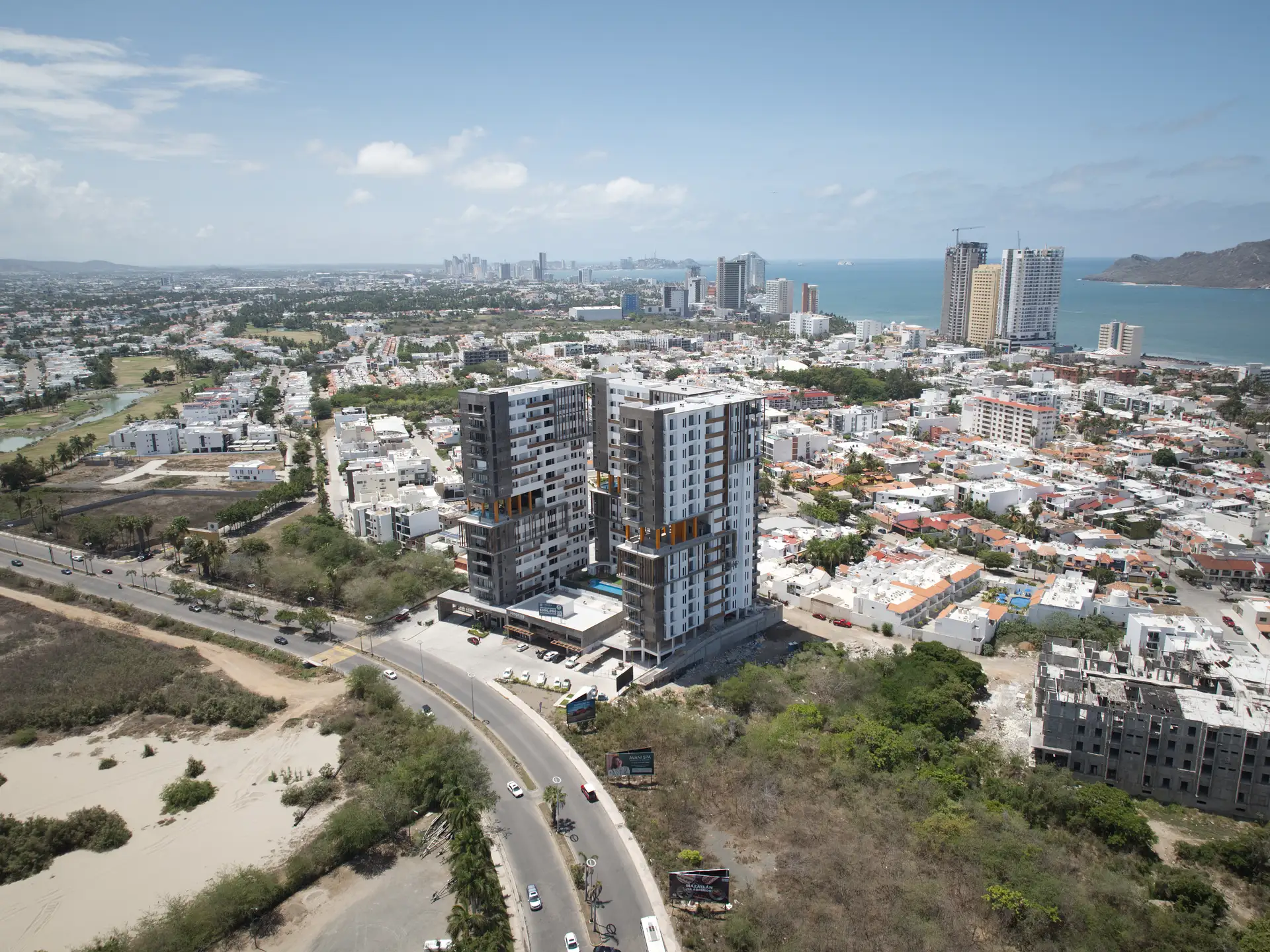Toma aérea de Ferrara Pacific City sobre Marina Mazatlán
