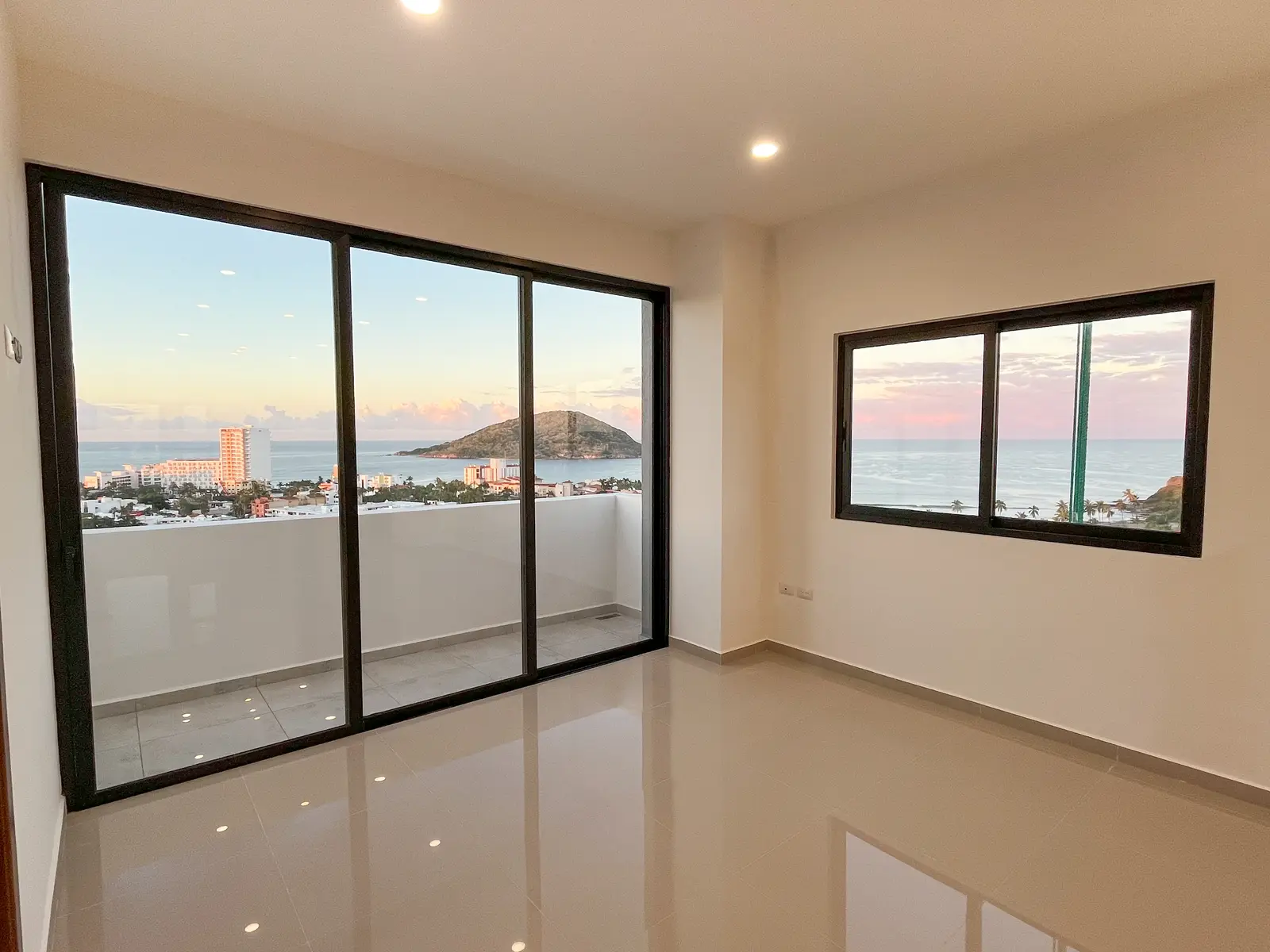 Recámara con balcón y vista al mar